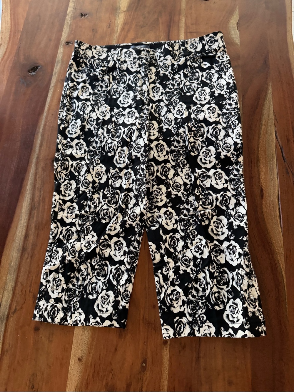 Black and White Rose Patterned Capri Pants Summer Stretch Fabric Size 14
